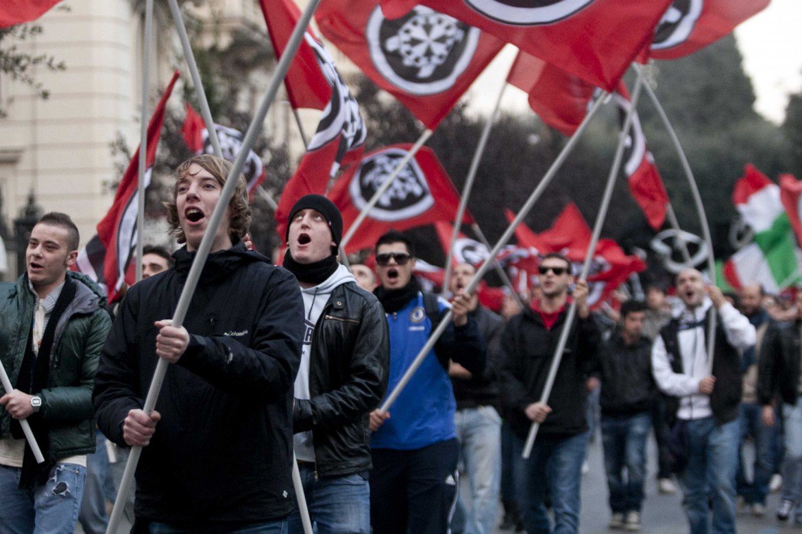 Roma, attacco a banchetto Casapound: quattro agenti feriti