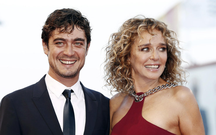 Scamarcio fotografato con una misteriosa bruna, la Golino accanto a Vincent Cassel