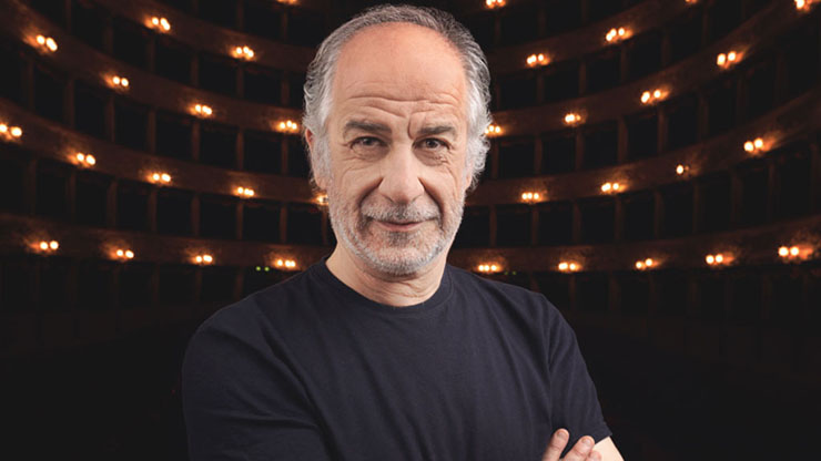 Toni Servillo sgrida uno spettatore disattento al teatro Bellini di Napoli