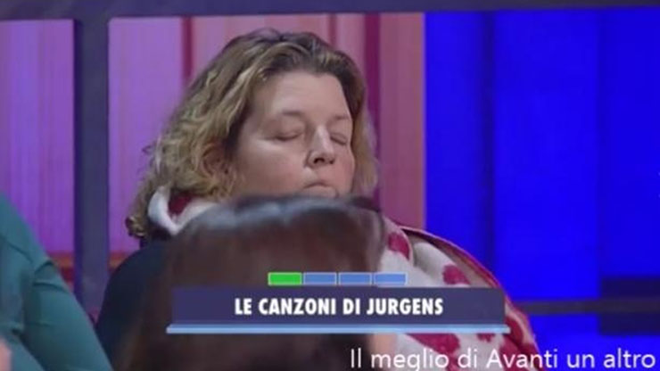 VIDEO Paolo Bonolis, signora del pubblico si addormenta ad