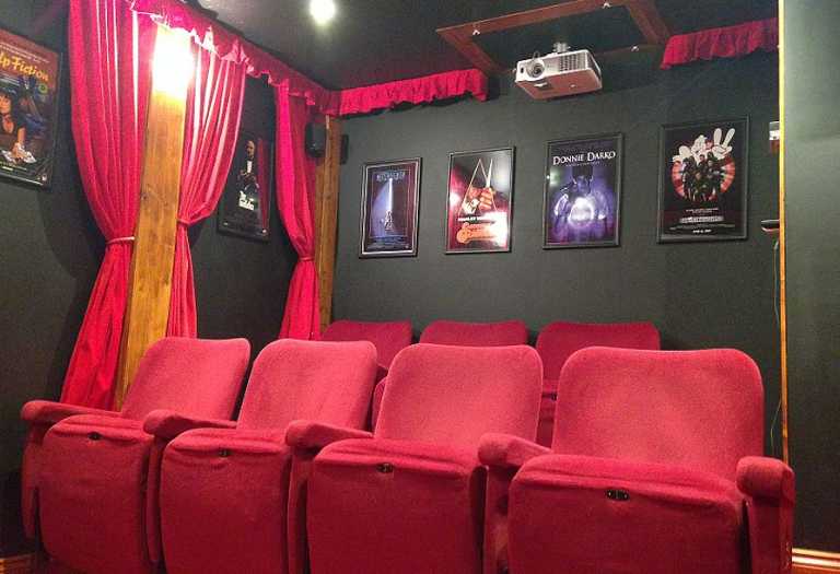 Come avere un piccolo cinema in casa: l’idea che farà impazzire i cinefili