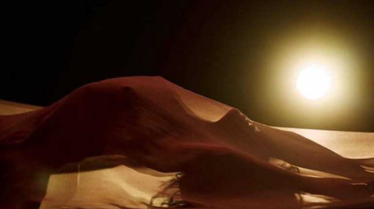 Rihanna danza nuda sotto un velo trasparente nel video Kiss it Better