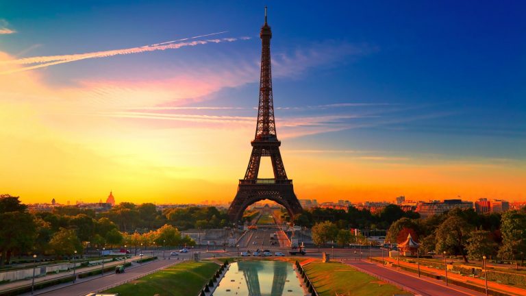 Tour Eiffel, HomeAway lancia un concorso per dormire nel simbolo di Parigi