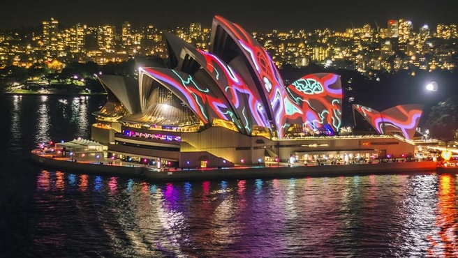 Vivid Sidney, lo spettacolo di luci proiettato sull’Opera House