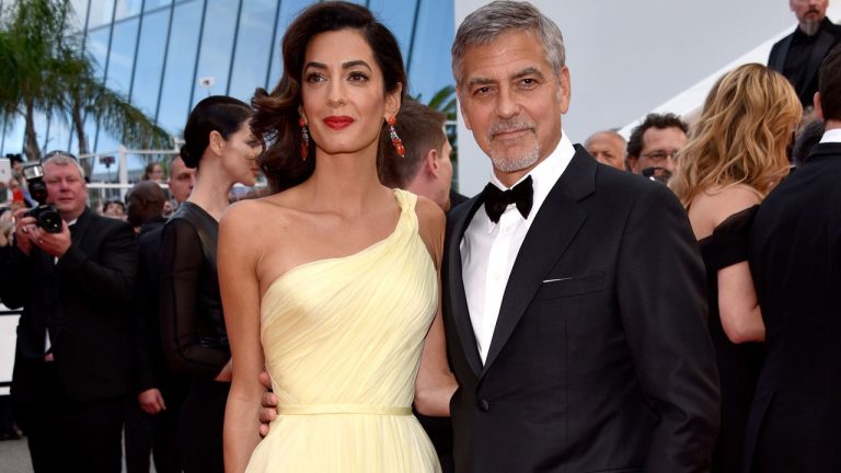 Cannes, il vestito tradisce Amal Clooney sul red carpet