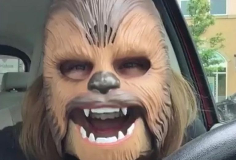 Una donna indossa la maschera di Chewbacca, ecco la sua reazione