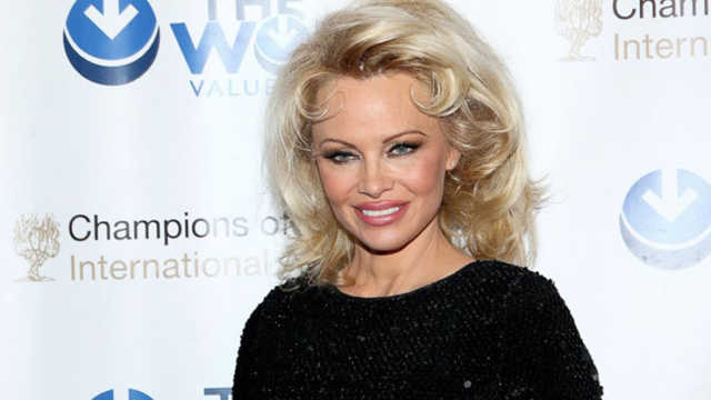 Pamela Anderson è innamorata di Julian Assange: "Vorrei 