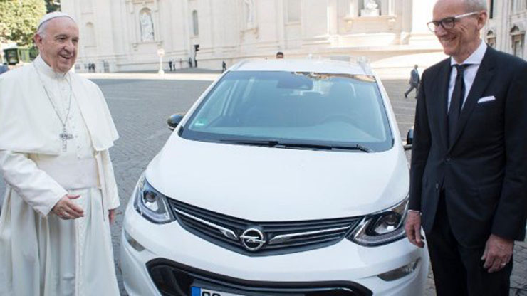 Opel Ampera-e, ora anche Papa Francesco ne ha una Opel Ampera-e, ora anche Papa Francesco ne ha una