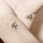 Tatuaggi piccoli polso coppia lettere