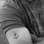 tatuaggi piccoli maschili ancora