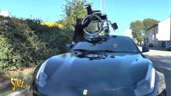 Striscia la notizia parcheggia la sedia a rotelle sul tetto della Ferrari Striscia la notizia parcheggia la sedia a rotelle sul tetto della Ferrari