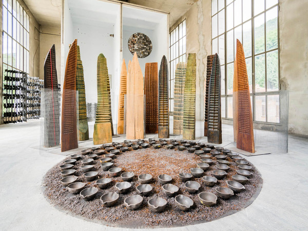 Franca Ghitti mostra MIlano © Ph. Fabio Cattabiani | Franca Ghitti, Bosco, primi anni 80, installazione, legni, rete metallica, tondo con coppelle di siviera e polvere di ferro, dimensioni variabili