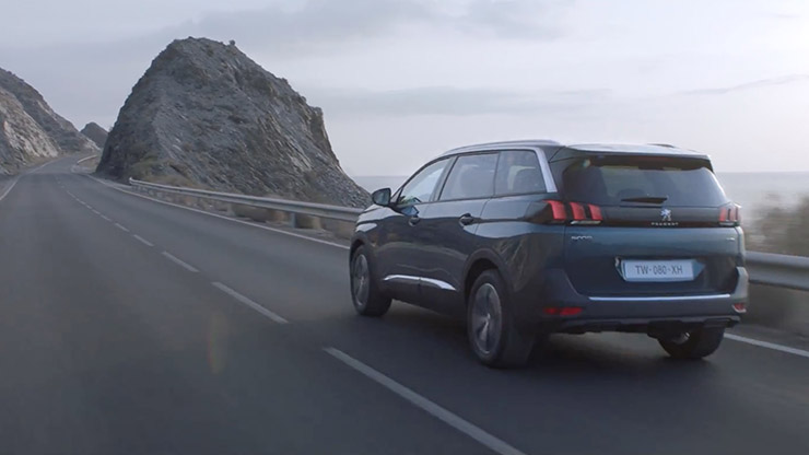 Nuova Peugeot 5008: SUV totale, sette posti, tanta qualità e un comportamento dinamico