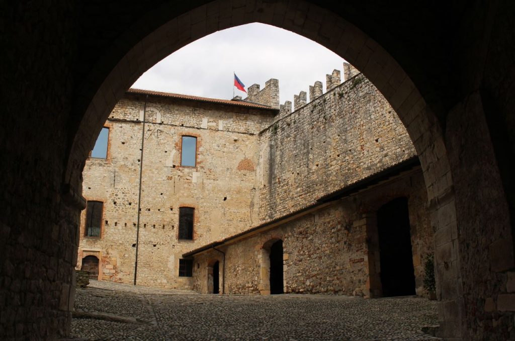 castelli in lombardia rocca di angera