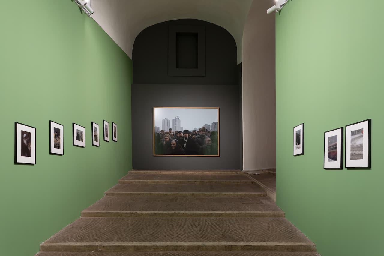 Luc Delahaye (centre), Saul Leiter (murs gauche et droite)_Vue d'exposition_COLLECTION © Daniele Molajoli