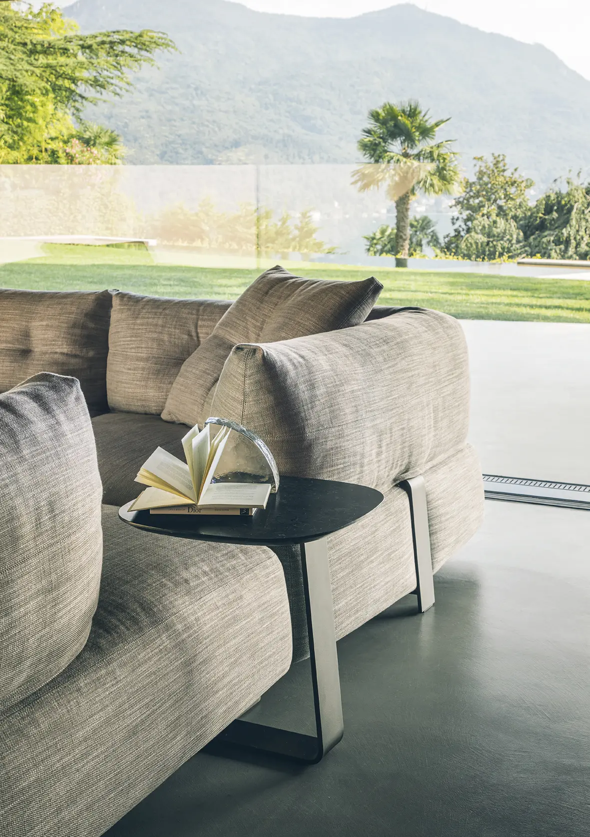 Melvil di Désirée il divano geometrico di Marc Sadler alla Bauhaus (1)