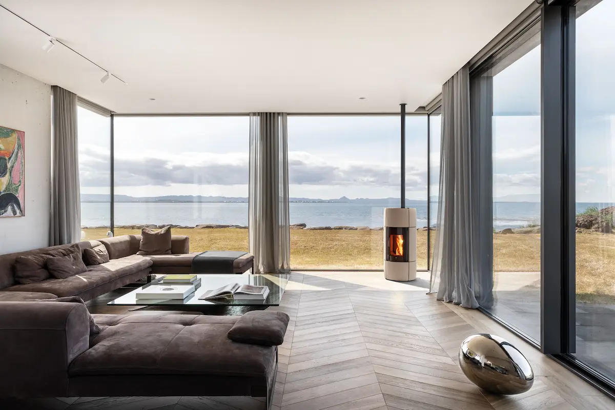 Curve è una stufa a pellet a ventilazione forzata e viene riproposta nel 2024 in un restyling