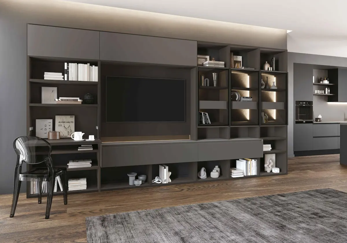 SOLIDA DAY 35, mobile soggiorno con struttura in materico, ante, scrittoio e basi sospese in laccato opaco, vetrine fumé - La Casa Moderna