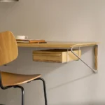 La scrivania da parete disegnata da Anker Bak per Carl Hansen & Søn