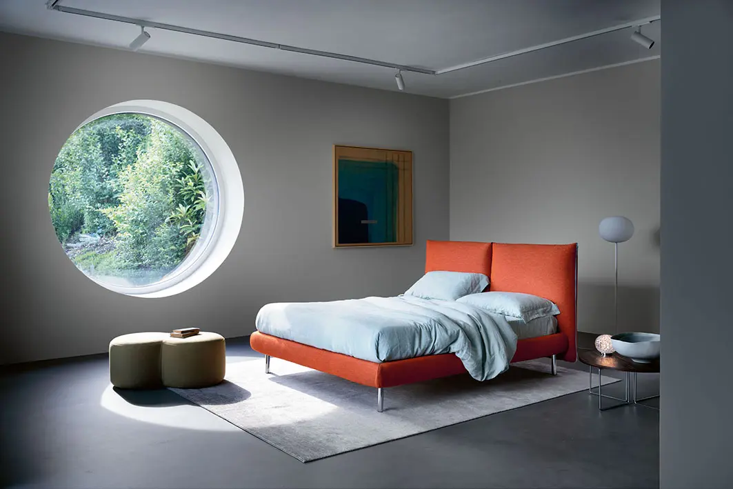 Noctis presenta London, il letto imbottito firmato da Mattia Priori in collaborazione con N-Lab, l'ufficio tecnico dell'azienda dove prendono vita idee e progetti innovativi. Questo modello unisce design contemporaneo e funzionalità, risultando perfetto per arredare ambienti moderni con eleganza e praticità. La testata, realizzata in schiuma ad alta densità, garantisce un supporto confortevole, mentre il rivestimento completamente sfoderabile, disponibile in una vasta gamma di tessuti e colori, consente infinite possibilità di personalizzazione. London si distingue per la sua testata con cerniera, un dettaglio che fonde estetica e praticità. Questa caratteristica non solo enfatizza il design contemporaneo, ma permette anche una manutenzione più agevole, rispondendo alle esigenze di chi cerca soluzioni versatili e facili da gestire. Per un ulteriore tocco di personalizzazione, la cerniera NZIP è disponibile in 12 colori, permettendo di adattare il letto a ogni stile. Perfetto anche per la camera degli ospiti, il letto singolo London è una scelta moderna e funzionale. Grazie alla possibilità di sfoderare completamente il rivestimento, si adatta facilmente a qualsiasi esigenza di spazio e stile, mantenendo sempre un’eleganza attuale. In base all’altezza del giroletto che si preferisce, è possibile scegliere tra diversi sistemi contenitore: Secret Box® per i modelli con giroletto sottile H17 cm, Folding Box® e PopUp® per giroletto standard H27 cm. Secret Box® è caratterizzato da un cassetto su guide e un vano contenitore che scorre all’interno del telaio del letto, rendendosi visibile o invisibile con un semplice movimento; Folding Box® è dotato di un pannello di fondo ripiegabile che consente un facile accesso al pavimento sottostante, senza dover spostare o sollevare la struttura; PopUp® è costituito da comodini e cassettoni estraibili su entrambi i lati del letto (su un solo lato nei modelli singoli), per riporre comodamente abiti, accessori o biancheria, senza sollevare la struttura. Grazie alla possibilità di scegliere tra diverse tipologie di piedi – in polipropilene, legno o metallo, con varie altezze, forme e colori – ogni modello London si adatta con eleganza a qualsiasi ambiente, rispondendo a ogni esigenza estetica. Con London, Noctis esprime appieno il concetto di “letto industriale sartoriale”, offrendo una vasta gamma di misure, dal singolo al king size, per garantire soluzioni versatili adatte a ogni tipo di abitazione. London è la sintesi perfetta tra estetica e funzionalità, pensato per chi desidera un arredamento che rispecchi la propria personalità.