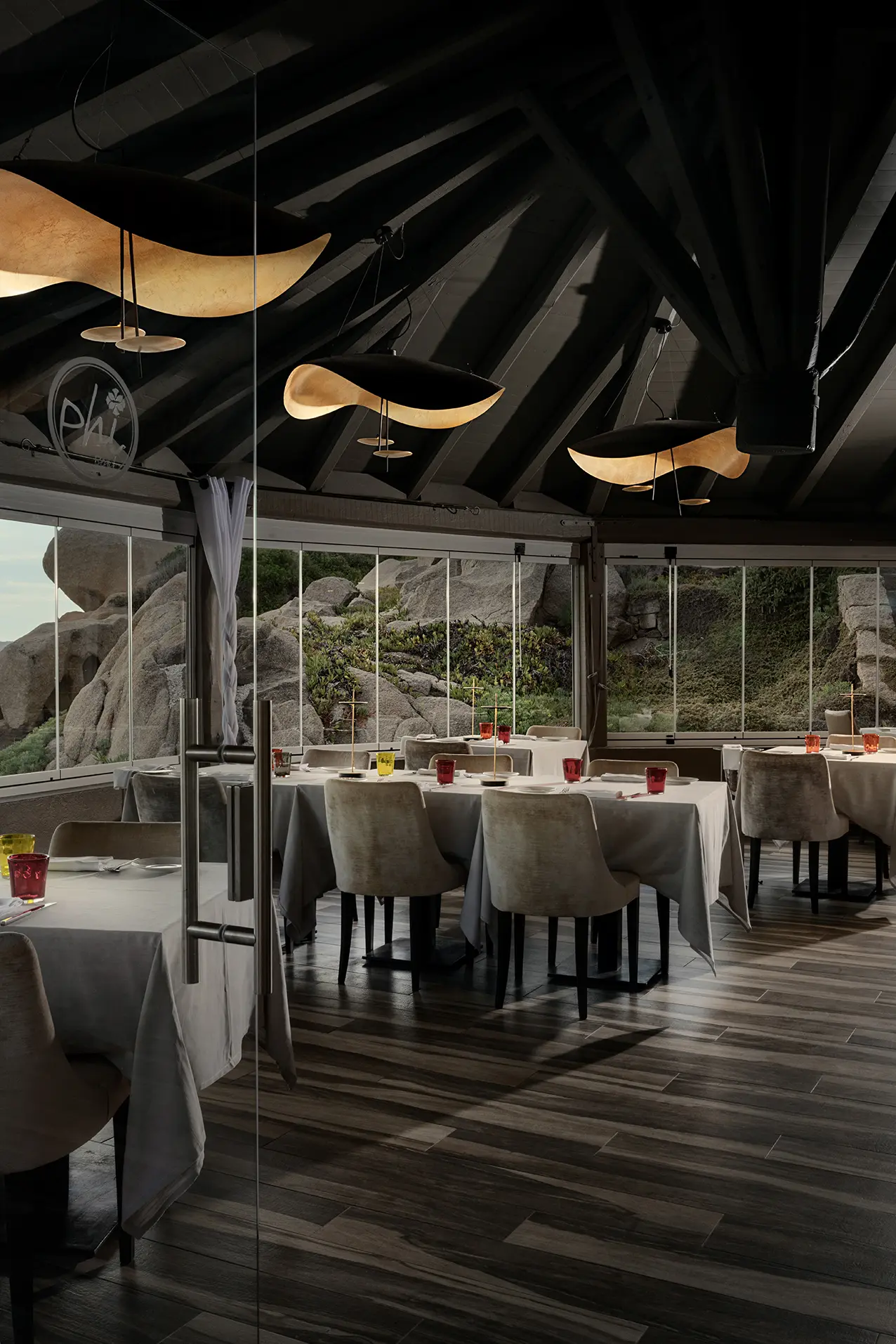 Catellani & Smith illumina l'esclusivo Phi Beach