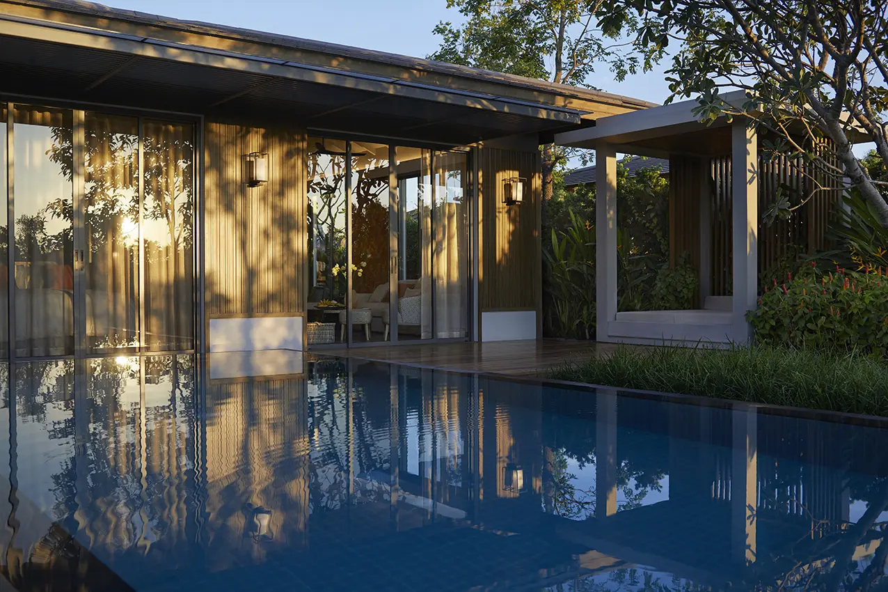 RAKxa, rinomata destinazione di benessere integrativo nel cuore di Bangkok, lancia quattro nuovi programmi personalizzati: RAKxa Integrative Longevity, Women’s Health, Energy Renewal e Sleep Enhancement. Questi nuovi percorsi rafforzano ulteriormente l’impegno di RAKxa verso un approccio olistico e su misura, che fonde la scienza moderna con le antiche tradizioni di benessere orientale, il tutto in un ambiente di cura altamente personalizzata. Basati sui cinque pilastri della filosofia RAKxa — Esercizio, Nutrizione, Riposo, Trattamenti Rigenerativi e Gestione dello Stress — i nuovi programmi rappresentano l’evoluzione naturale dell’approccio integrativo distintivo del retreat. RAKxa Integrative Longevity Pensato per promuovere un invecchiamento sano e vitale, questo programma si basa su evidenze scientifiche e mira a prolungare la salute nel tempo, mantenendo le funzioni fisiche e cognitive. Unendo diagnosi avanzate di laboratorio a pratiche della medicina tradizionale thailandese, cinese e ayurvedica, il programma rivela indicatori chiave dello stato di salute e stimola la naturale capacità del corpo di ritrovare equilibrio e resilienza. Il programma include medicina dello sport, agopuntura, trattamenti ayurvedici, infusioni antiossidanti e pratiche energetiche mirate a contrastare i segni dell’invecchiamento. Women’s Health Creato esclusivamente per le donne, questo percorso favorisce l’equilibrio ormonale, il benessere emotivo e la vitalità femminile in ogni fase della vita. Unendo test diagnostici avanzati e pratiche tradizionali, il programma individua eventuali squilibri e propone trattamenti personalizzati come esercizi per l’equilibrio ormonale, terapie per esaltare la luminosità della pelle e sostegno alla salute mentale e lucidità. Include anche tecniche di cura femminile thailandese, massaggi addominali e craniosacrali, trattamenti IV e sessioni in camera iperbarica. Energy Renewal Pensato per chi soffre di burnout, stress cronico o calo energetico, questo programma aiuta a ristabilire i livelli di energia, migliorare la lucidità mentale e regolare la risposta allo stress. Attraverso il riequilibrio ormonale, l’integrazione nutrizionale e la regolazione del sistema nervoso, Energy Renewal favorisce la resilienza fisica, la stabilità emotiva e una maggiore performance cognitiva. Ideale per persone con uno stile di vita intenso e sotto pressione. Sleep Enhancement Questo programma è pensato per chi soffre di disturbi del sonno legati a stress, tensioni o alterazioni del ritmo circadiano. L’approccio combina tecniche mirate come bodywork terapeutico, terapia vibrazionale, esercizi di respirazione e impacchi alle erbe per sciogliere tensioni fisiche ed emotive. Un itinerario su misura aiuta a ristabilire il ritmo naturale del corpo, favorendo un sonno profondo e rigenerante, con effetti benefici su energia, equilibrio cognitivo e benessere generale. Con questi nuovi programmi, RAKxa riafferma la sua filosofia: il benessere è “su misura” non “taglia unica”. L’approccio altamente personalizzato risponde alle esigenze in continua evoluzione degli ospiti internazionali, offrendo percorsi unici per ristabilire l’equilibrio, prevenire disagi e riconnettersi con sé stessi. I quattro nuovi programmi si affiancano ai dodici già esistenti, tra cui Detox, De-Stress, Supporto Immunitario e Intestinale, Estetica, e Recupero Fisico e della Mobilità, ampliando ulteriormente l’offerta per chi cerca salute duratura e rigenerazione profonda. Che si voglia ritrovare energia, prevenire o semplicemente riscoprire se stessi, RAKxa invita a rallentare, ascoltare e riscoprire il significato autentico dell’equilibrio e della completezza.