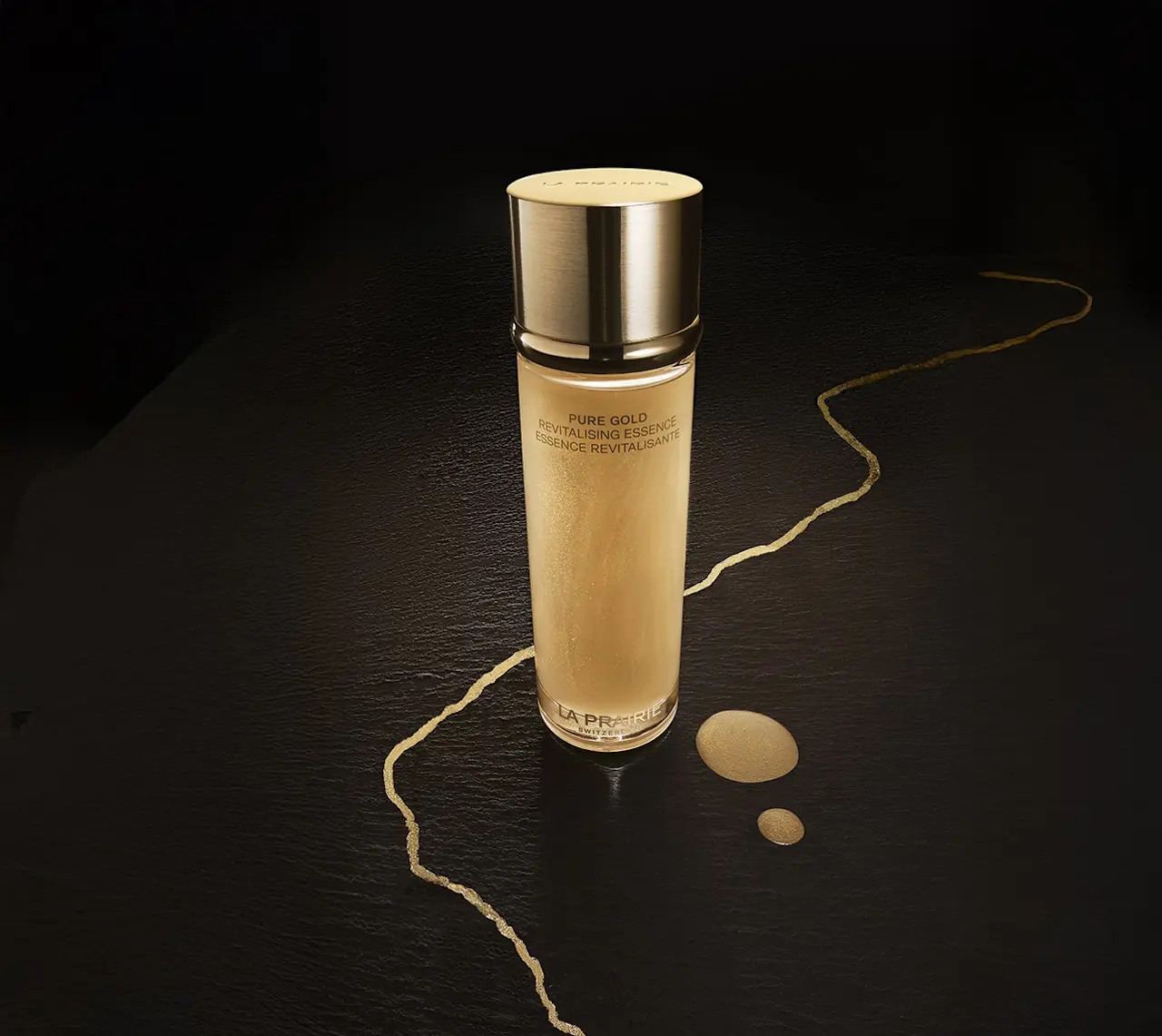 La nuova Pure Gold Revitalising Essence lenitiva e illuminante by La Prairie