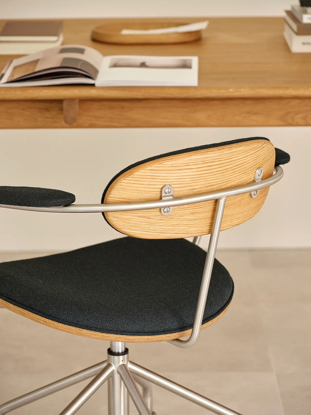 La sedia girevole CH621 Swivel Chair del 1948 rilanciata da Carl Hansen & Søn