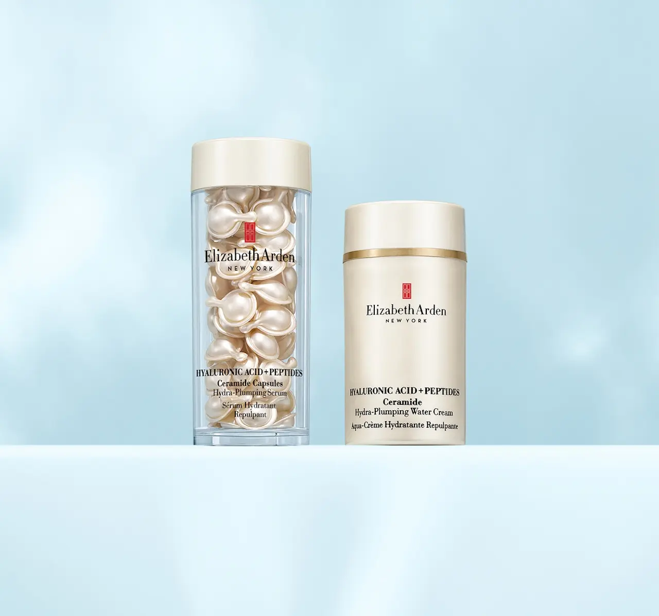 Il Marchio storico, sinonimo di bellezza iconica Elizabeth Arden, annuncia con orgoglio il lancio di due innovazioni skincare di ultima generazione pensate per offrire un’idratazione intensa e duratura con un effetto rimpolpante visibile.
La nuova versione del Siero HA + Peptidi Ceramide Capsules Hydra-Plumping e l’inedita Crema Idratante HA + Peptidi Ceramide Hydra-Plumping Water Cream. Queste due creazioni rappresentano un’evoluzione della formula originale, arricchita con ingredienti potenziati per favorire l’idratazione profonda e sostenere la naturale sintesi dell’Acido Ialuronico.
Queste formule skincare innovative si integrano perfettamente nella routine quotidiana, sia mattina che sera, diventando l’alleato ideale in ogni rituale di bellezza. Arricchite con la tecnologia Size-Shifting Hyaluronic Acid, un complesso di Peptidi che favorisce la naturale produzione di collagene, e con l’80% in più di Acido Ialuronico rispetto alla formula originale, aiutano a ripristinare visibilmente volume e compattezza della pelle.
Hyaluronic Acid + Peptides Ceramide Capsules Hydra-Plumping Serum
Questa formula d’avanguardia unisce la tecnologia Size-Shifting Hyaluronic Acid a Peptidi ad azione pro-collagene, offrendo una dose precisa di idratazione e un effetto rimpolpante visibile. L’Acido Ialuronico a dimensione variabile viene ridotto per penetrare in profondità negli strati della pelle, quindi si espande una volta assorbito per riempire e levigare dall’interno, con un effetto simile a un filler racchiuso in una capsula.
Grazie all’impiego di una tecnologia di nuova generazione a base di Acido Ialuronico (HA), la formula utilizza micro-HA, 500 volte più piccoli rispetto all’Acido Ialuronico tradizionale, per penetrare in profondità gli strati superficiali della pelle. Una volta assorbite, queste molecole si espandono, riempiendo e rimpolpando la pelle per un aspetto visibilmente più compatto. Allo stesso tempo, favoriscono la naturale capacità della pelle di sintetizzare Acido Ialuronico e trattenere l’idratazione nel tempo. Il Complesso di Peptidi contribuisce a stimolare il collagene naturale, aiutando a rassodare, riempire e volumizzare la pelle.
Ogni capsula biodegradabile è una monodose, studiata per garantire massima purezza, efficacia e freschezza dalla prima all’ultima applicazione. Questo potente siero in capsule migliora visibilmente la compattezza della pelle e ridefinisce i contorni del viso.
Hyaluronic Acid + Peptides Ceramide Hydra-Plumping Water Cream
Progettata per rassodare visibilmente e ripristinare la tonicità cutanea, la nuova Water Cream è un trattamento idratante dalla texture leggera, arricchito con Acido Ialuronico di nuova generazione e Peptidi ad azione pro-collagene. Con l’uso regolare la Water Cream fornisce fino a 240 ore di idratazione prolungata, ovvero la pelle mantiene livelli di idratazione aumentati fino a 10 giorni, per un effetto idratante prolungato e visibile nel tempo. Avvolge la pelle in un’intensa sensazione di freschezza, lasciandola visibilmente rimpolpata, levigata e rivitalizzata.
Al cuore di questa formula avanzata c’è la tecnologia 5D Hyaluronic Acid, che combina cinque diverse tipologie e pesi molecolari di Acido Ialuronico per penetrare nei molteplici strati superficiali della pelle, offrendo un’idratazione immediata e prolungata. I fitoceramidi presenti nella crema aiutano a ripristinare la barriera cutanea e sigillare l’idratazione, mentre gli esosomi favoriscono la sintesi di collagene e proteine. Inoltre, oltre 16.000 Peptidi sostengono la naturale produzione di collagene, contribuendo a una pelle più tonica, compatta e visibilmente più elastica, con un aspetto giovane e rimpolpato.