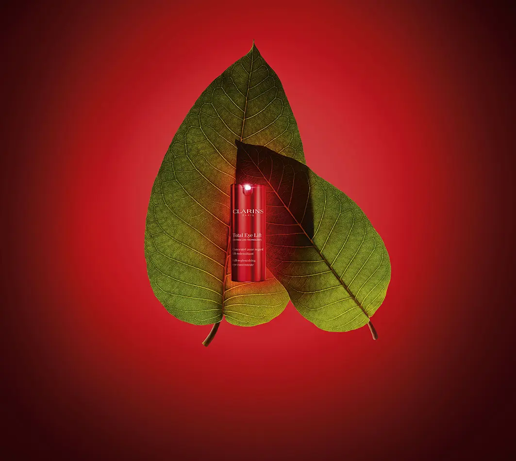 Sguardo effetto lifting in 30 secondi con Total Eye Lift firmato Clarins