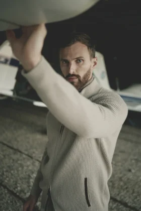 Tra aeroplani e passioni condivise, l’uomo Gutteridge si svela autentico e sofisticato