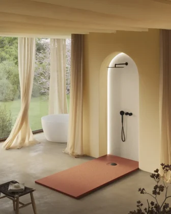 Match tra piatto doccia e parete con Acquabella